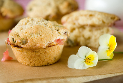 Recette de printemps - Moelleux &agrave; l'huile d'olive, aux amandes et &agrave; la rhubarbe